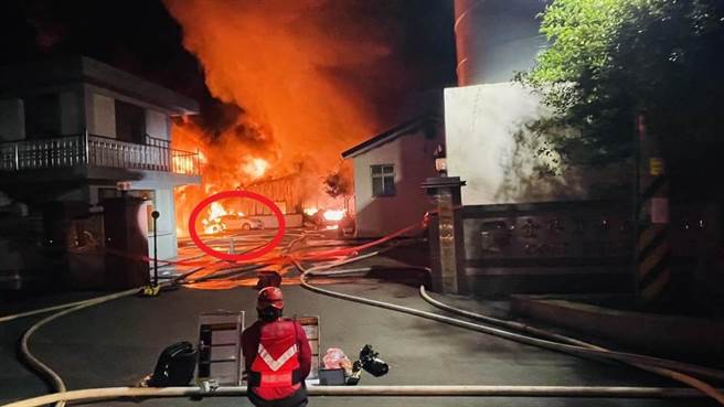 桃園平鎮工廠大火1人逃出是否還有人受困消防人員搜救中。(翻攝照片)
