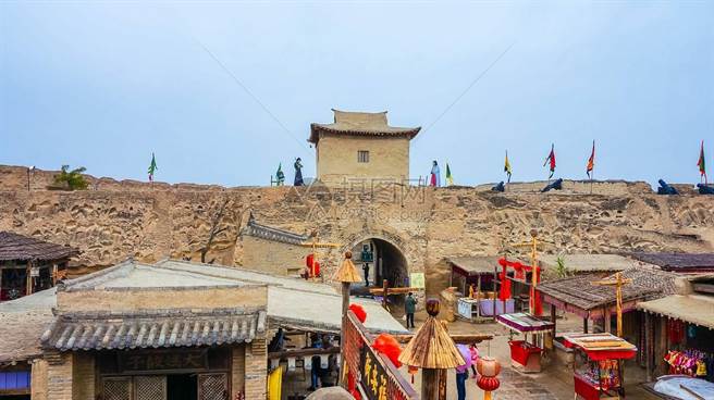 大陸六部門：嚴防藉影視基地之名行房地產開發之實。圖為銀川鎮北堡影視基地。（攝圖網）