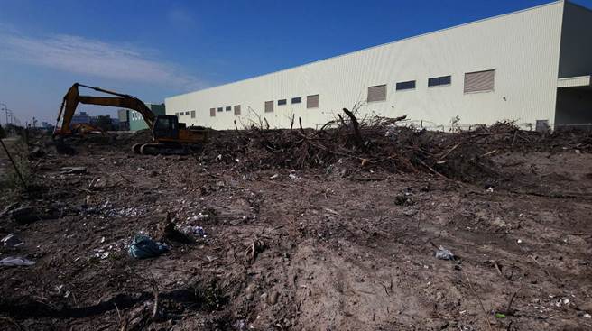 民眾检举台中港临港路与南横一路口，疑似遭人非法回填废弃物，影响台中国际港的国际观瞻。（陈世宗摄）