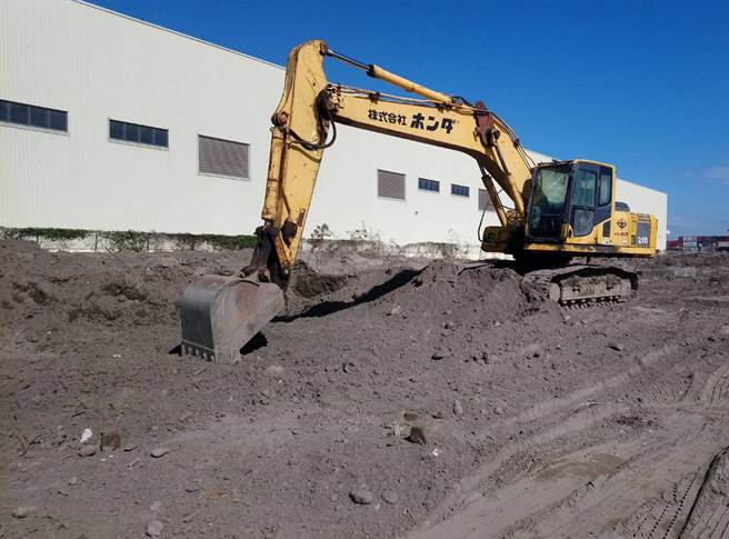 民眾检举台中港临港路与南横一路口，疑似遭人非法回填废弃物，影响台中国际港的国际观瞻。（陈世宗摄）