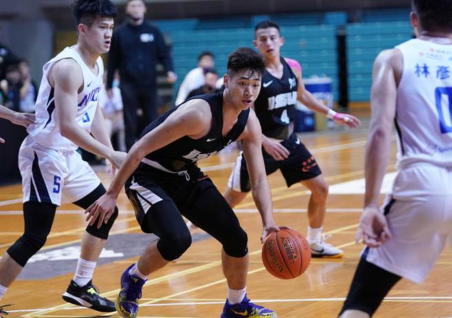 義守邱子軒（中）。（大專體總提供）