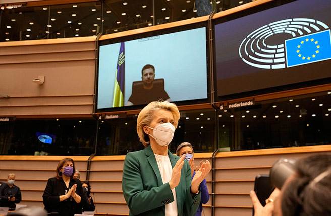 烏克蘭總統於歐洲議會演說「人民為自由生存而戰」。(美聯社)