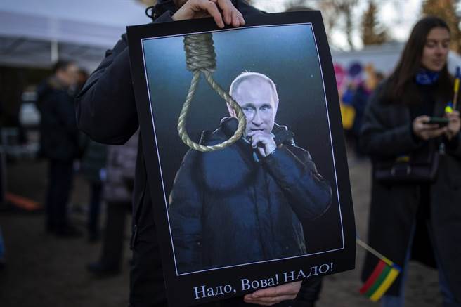 「半岛电视台」表示，在俄罗斯日渐遭国际孤立下，中国大陆也传出正悄悄划清界线。图为立陶宛民眾于俄罗斯大使馆前抗议。（图／美联社）