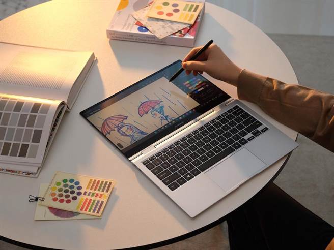 三星今年在MWC 2022上同步推出了全新可支援S Pen的Galaxy Book2 Pro 360，以及5G版的Galaxy Book2 Pro。（Samsung Newsroom）