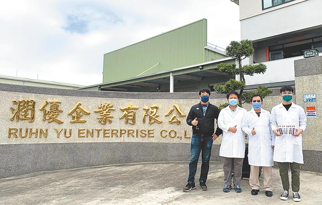 成大仿生團隊與臺南在地專業材料供應商潤優企業合作，致力開發新穎的二維奈米材料石墨烯。圖／成大提供