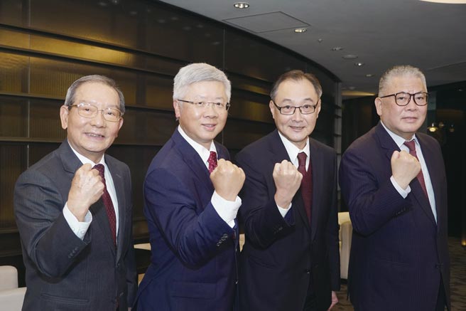 图左起台新投信董事长吴光雄、台新金控总经理林维俊、台新人寿董事长蔡康、台新银行总经理尚瑞强。图／台新金控提供