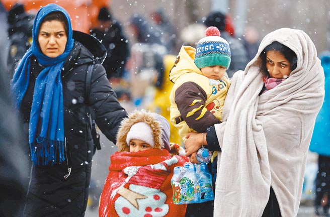 逃离俄罗斯入侵的乌克兰民眾，抵达波兰普热梅希尔的一个临时营地。（路透）