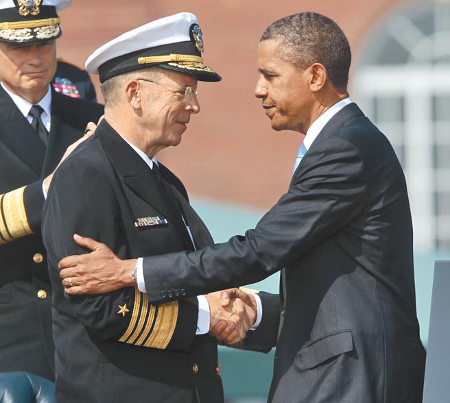 俄乌战事之际，美国总统拜登指派跨党派资深代表团3月1日至2日搭乘行政专机访问台湾，并由美国前参谋首长联席会议主席穆伦（Michael Glenn Mullen，图左）率领。图为2011年美国总统欧巴马与穆伦握手。（美联社）