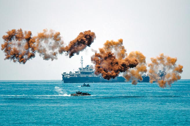 俄烏實戰驗證，國防部提出的整體防衛構想不可輕言廢掉，有其可取之處。圖為海軍陸戰隊AAV7兩棲突擊車向目標區灘頭挺進，期間並施放煙幕及發射煙霧彈，干擾敵軍武器瞄準與射擊。（軍聞社）