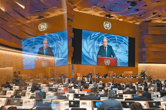联合国安理会2月27日表决通过召开联大特别会议。上方萤幕中为联合国秘书长安东尼奥．古特雷斯。（路透）