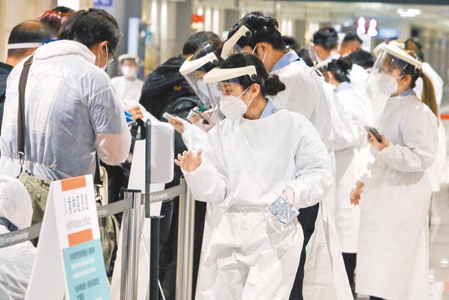 健保署拟将慢笺分级收费，引发大型医院反弹，图为桃园机场检疫人员。（陈麒全摄）