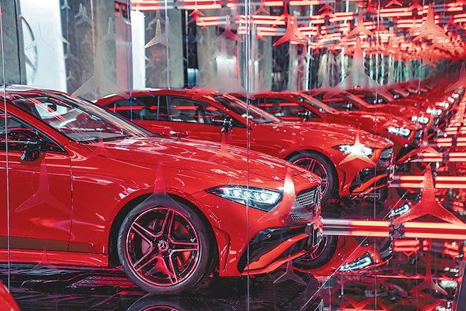 涨价风吹向进口豪华车，继Lexus后，台湾宾士跟进喊涨，即日起旗下正22年式全车系涨价3万到15万元不等，平均涨幅约1.5％，竞争对手BMW则进入最后定案阶段，总代理汎德最快本周就会宣布，预料跟涨机率百分之百。此为示意图。（业者提供）