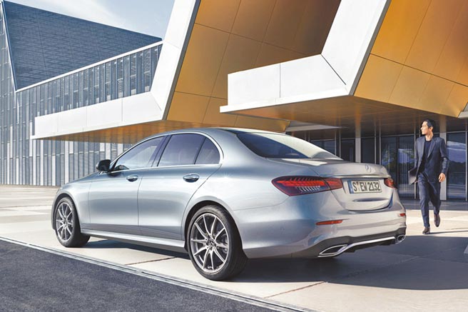 豪華車三雄聯袂喊漲，但現在是「有錢還買不到車」，以Benz、Lexus及BMW三大品牌豪華車為例，手中未交訂單都是上千，幾乎沒有現車可賣，交期動輒2、3個月，有的要半年，甚至還有喊到1年的，宛如「期貨」交易。此為示意圖。（台灣賓士提供）