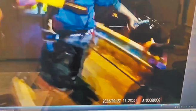 施男突然情緒失控，竟拿出武士刀要攻擊員警，所幸員警反應迅速及時壓制。（警方提供／吳建輝南投傳真）