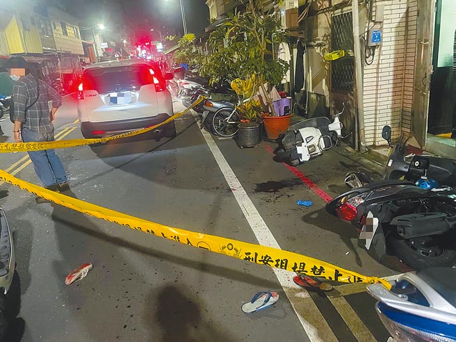 男子為了58萬債務與友人爆發口角，竟奪刀砍死兒時玩伴。警方獲報趕抵，封鎖現場調查。（民眾提供／葉書宏新北傳真）