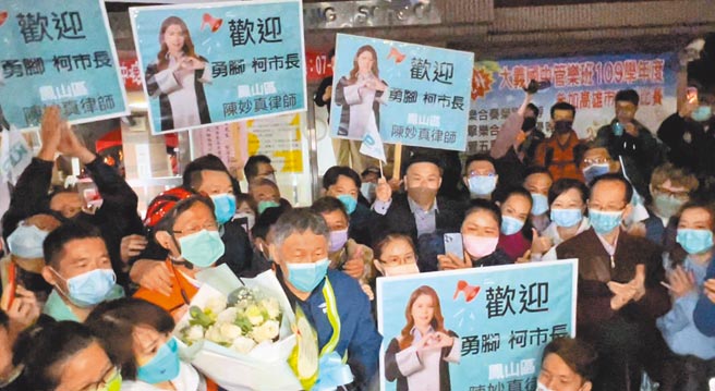 台北市长柯文哲（中）挑战单车「一日北高」，最后「压线」过关，事后他与支持者合影后，便要大家赶紧回家睡觉。（柯宗纬摄）