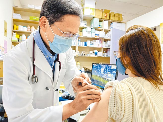 金門自今天起接種新冠疫苗，不分廠牌和劑次都送100元超商禮券。（金門縣府提供／李金生傳真）