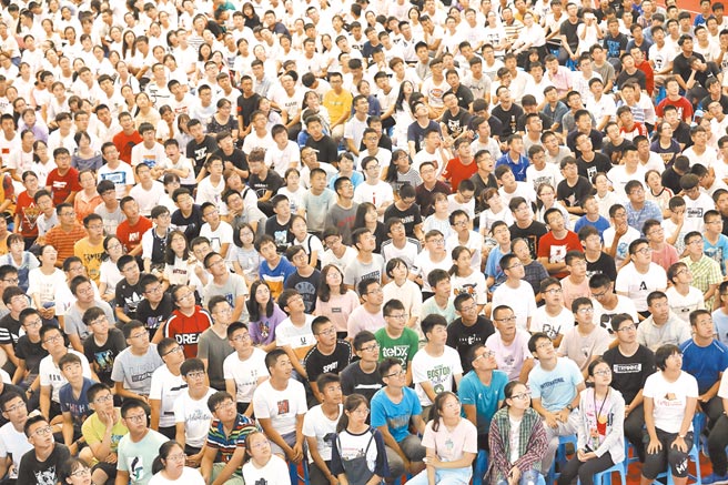 2021年底的大陆人口为14亿1260万人，比上年底增加48万人，人均GDP达1万2551美元，首度超过世界平均水准。（中新社）