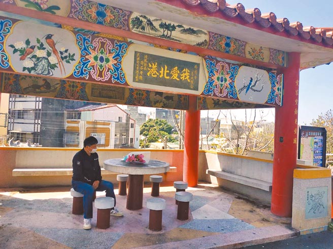 云林县北港镇修齐亭「七善爷」记录228受难者，民眾献花缅怀。（张朝欣摄）