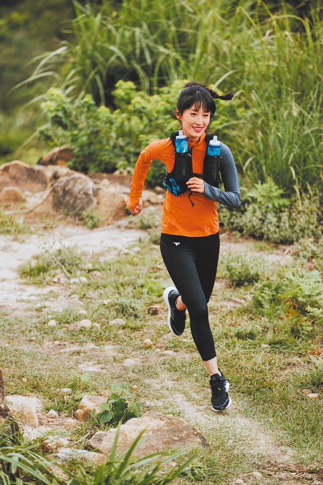 田中千绘颠覆气质形象，尝试越野跑步。（SUPERACE提供）