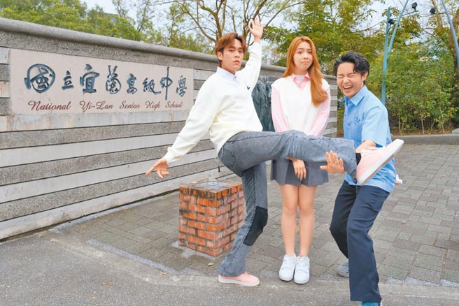 告五人云安（左起）、犬青和哲谦昨回到宜兰高中开唱，重温学生青春时光。（相信音乐提供）