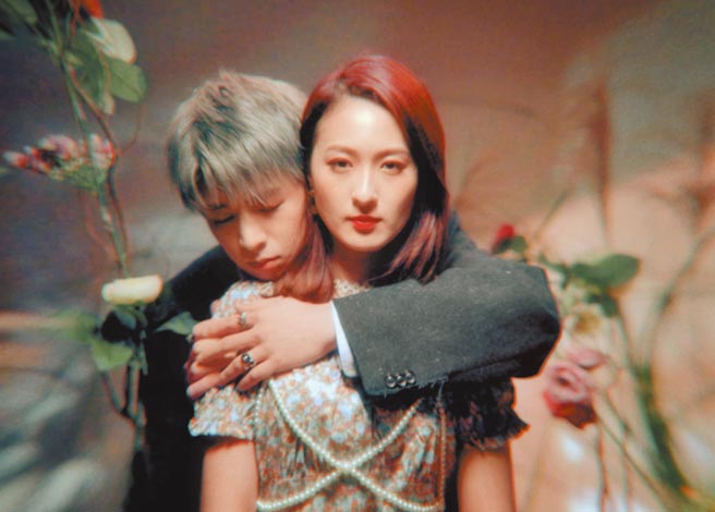 林亭翰在MV里从女主角背后环抱。（青田音乐提供）