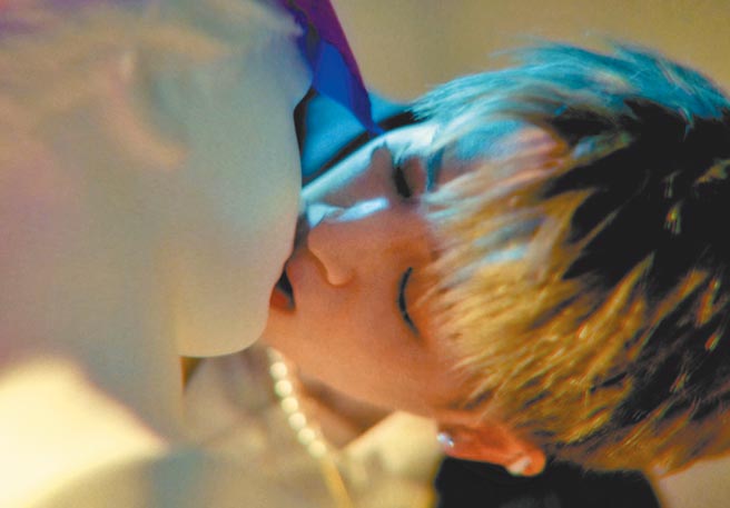 林亭翰在MV里献吻假人头。（青田音乐提供）