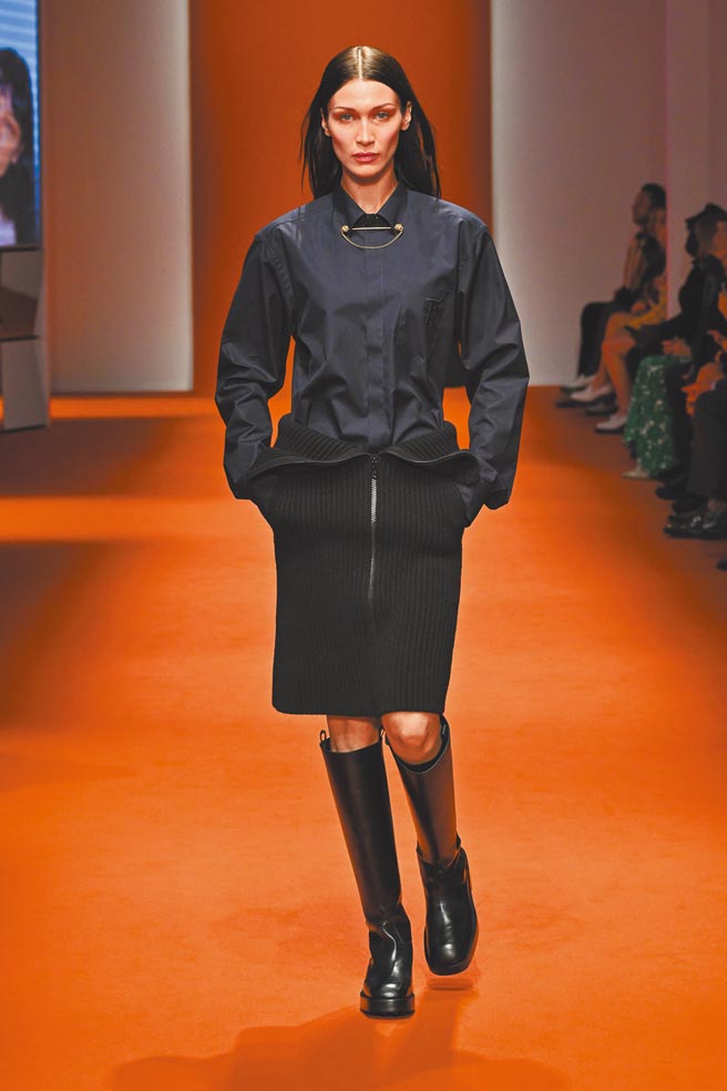 貝拉哈蒂德緊跟在姊姊後登上伸展台。（TOD’S提供）