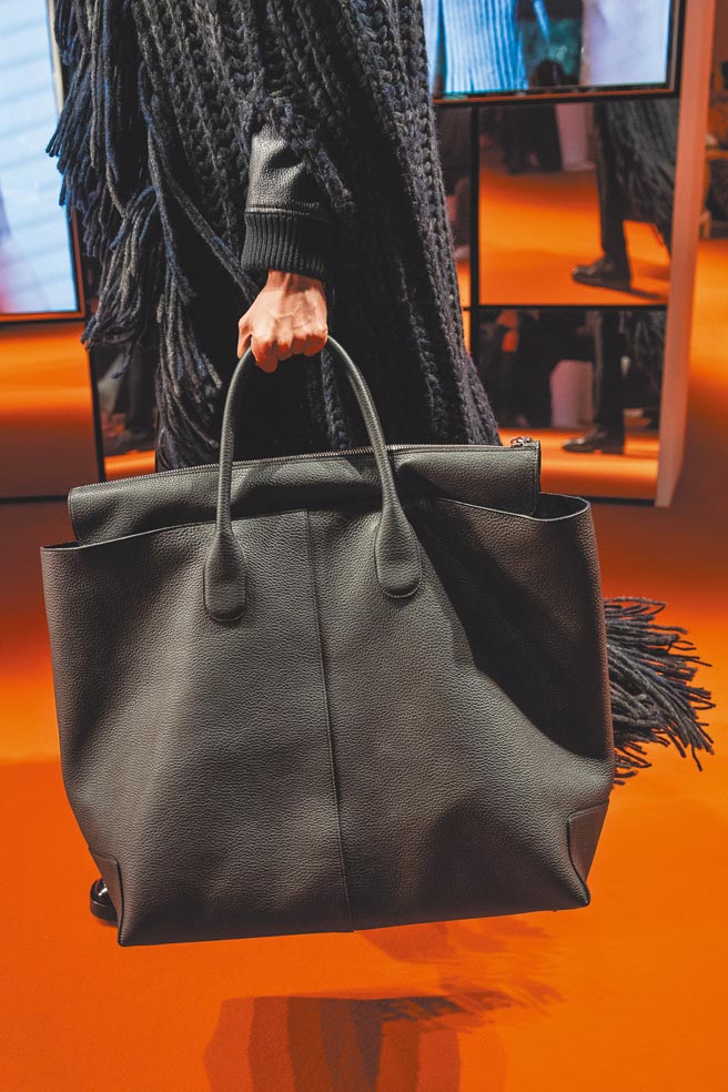 Di Bag採用天然皮革製成呈現柔軟觸感，而大尺寸也符合現代都會生活。（TOD’S提供）