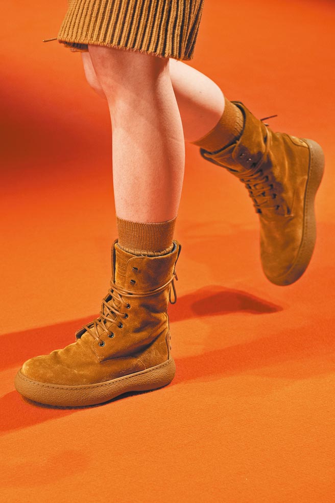 W.G.繫帶短靴採用型格橡膠鞋底、自然的色調，展現全新比例，營造出剛毅、軍裝風格。（TOD’S提供）