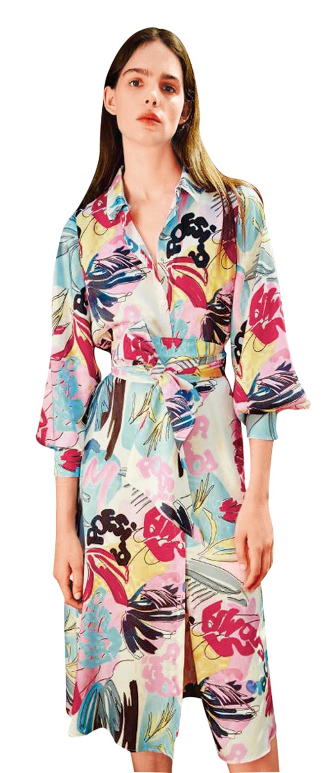 SOGO復兴馆MARELLA 多彩叶林印花洋装，1万7600元。（SOGO提供）