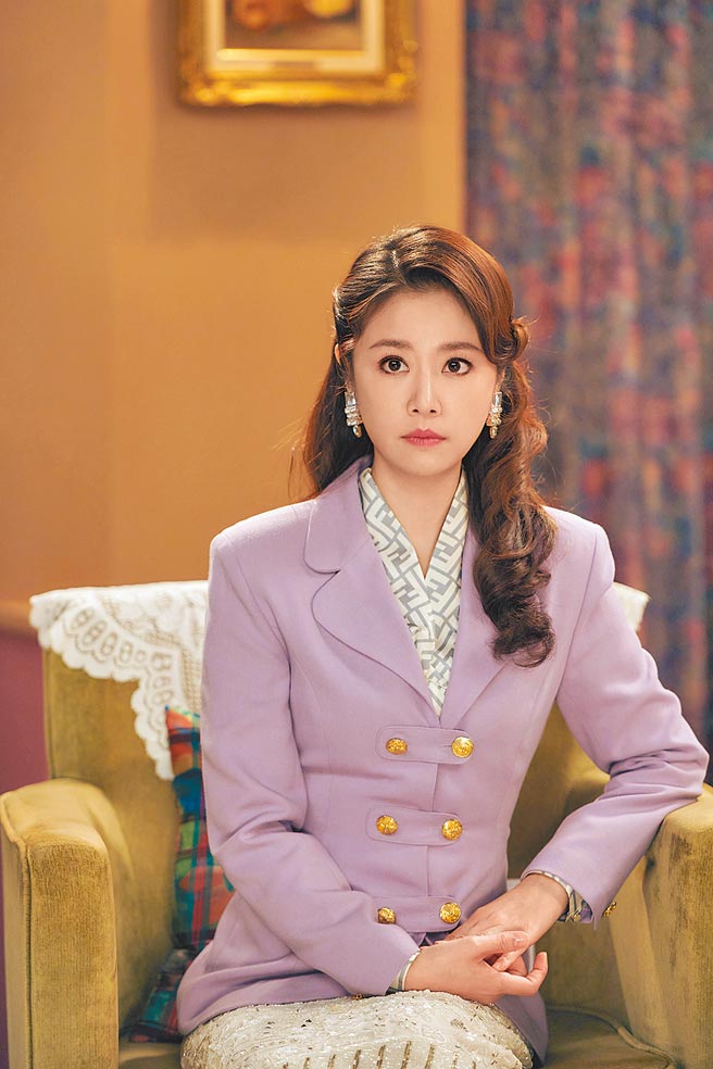 林心如在《华灯初上》演绎1980年代风格。（Netflix、百聿数码提供）