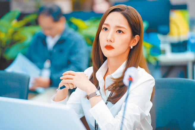 韩剧《气象厅的人们》让很多小资女关注OL穿搭话题。（Netflix提供）