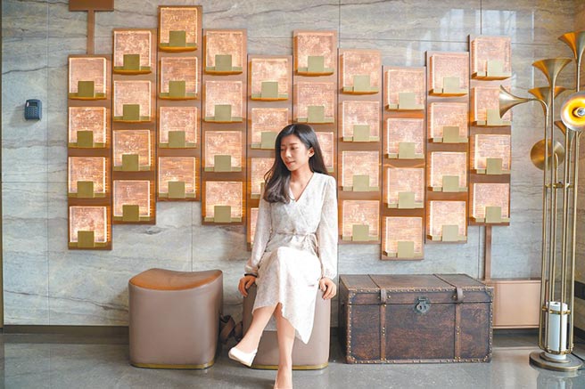 酒店内1楼「SociAbility逸廊」的「源起印象」以淡水河为创作理念，是打卡留念的好去处。（台北新板希尔顿酒店提供）