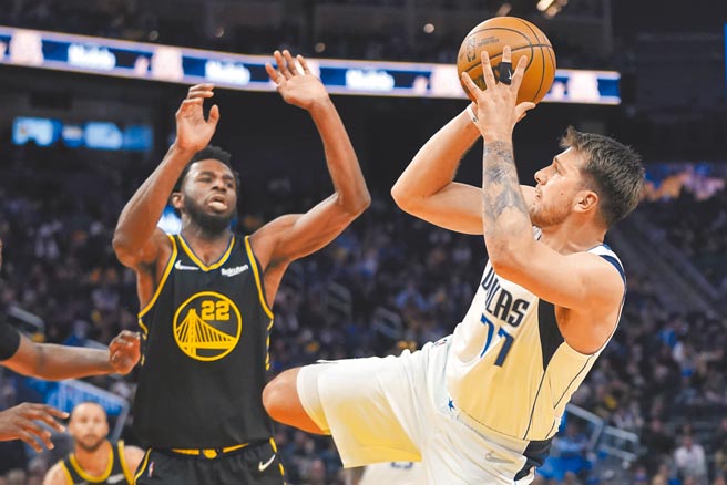 東契奇（右）面對威金斯防守，選擇後仰出手。（美聯社）