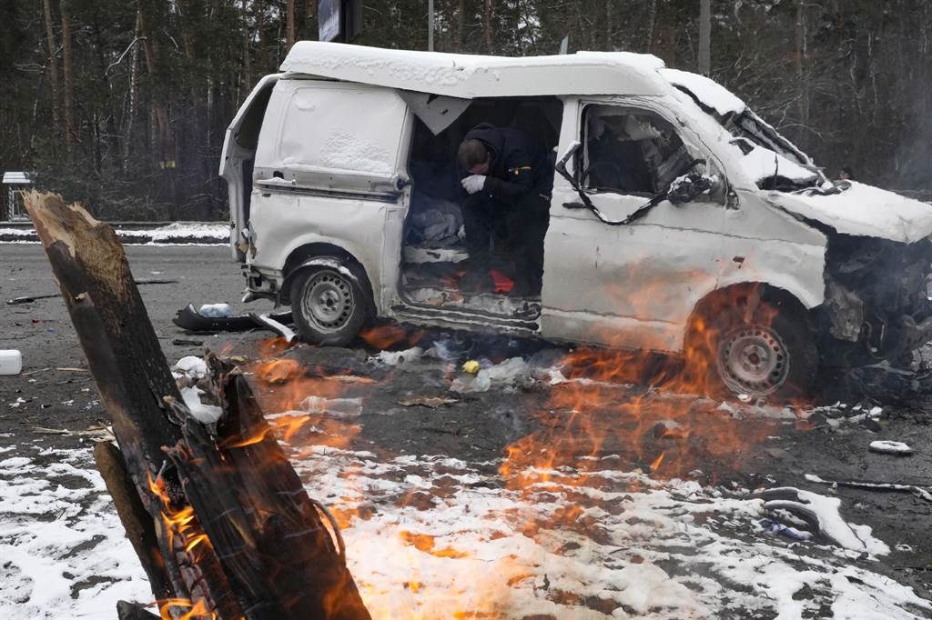 乌克兰有一家五口驾车行经公路时惨遭俄罗斯军队包围，当场被枪毙。示意图/美联社(photo:ChinaTimes)