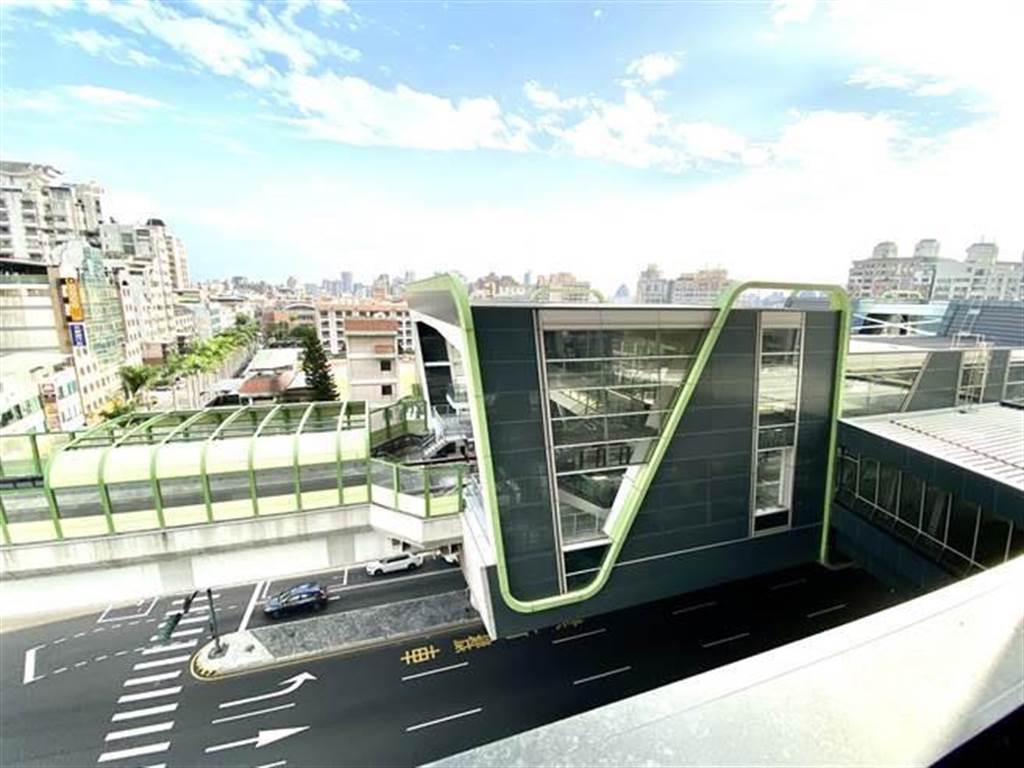 冠德建設在台中捷運綠線打造捷運共構宅「冠德文心綻」，出門就能搭捷運。（盧金足攝）