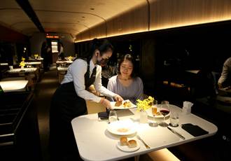 用鏡頭看台灣》台鐵鳴日廚房觀光列車 移動的五星餐廳 