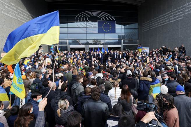 欧洲议会力挺乌克兰 民眾哽咽吁普丁立即停战。（路透社）