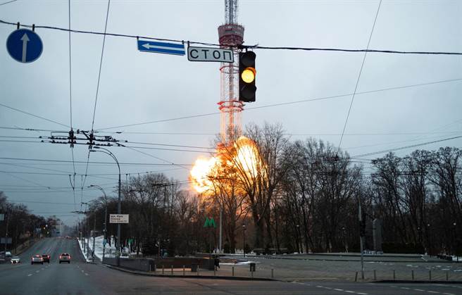 俄军1日轰炸乌克兰基辅电视塔，冒出爆炸火光。（路透）