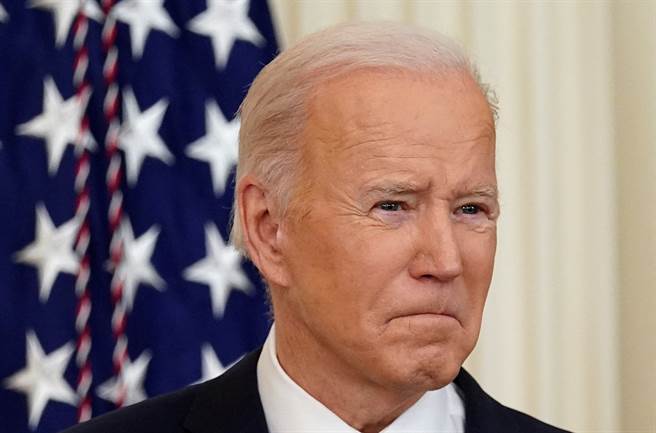 美國總統拜登2月28日在白宮發表談話的神情。（路透）