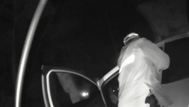 警方发现车内男子仰躺于驾驶座上意识不清，立即将男子拉出车外，并通知救护车到场救护，从鬼门关救回一条宝贵的生命。（警方提供）