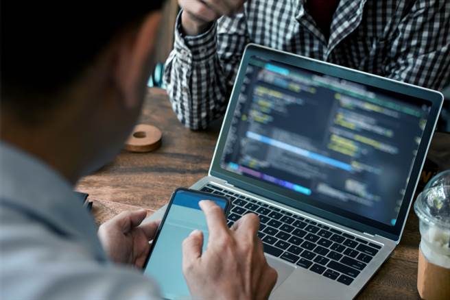 俄乌交战，从地上打到线上，网路社群战也是重点。（示意图／shutterstock）