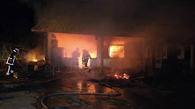 雲林縣古坑鄉發生平房大火，年邁堂兄弟1死1傷。（雲林縣消防局提供／張朝欣雲林傳真）