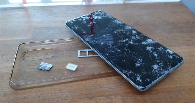 虽然手机萤幕碎裂无法触控，细心员警仍从记忆卡找到线索。（台中市第三分局提供／冯惠宜台中传真）