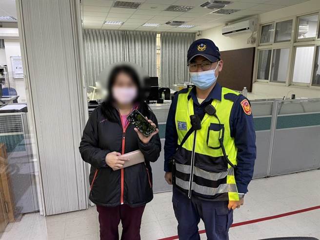 邓女到派出所领手机，感谢员警替民眾找回家中宝贝的成长纪录。（台中市第三分局提供／冯惠宜台中传真）