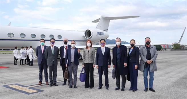 美國前參謀首長聯席會議主席穆倫1日率團訪台，圖右起分別為：前白宮國安會亞洲事務資深主任葛林（Michael Green）、前國防部政策次長傅洛依（Michele A. Flournoy）、美國前參謀首長聯席會議主席穆倫（Michael Glenn Mullen）、外交部長吳釗燮、前白宮副國安顧問歐蘇莉文（Meghan L. O'Sullivan）及前白宮國安會亞洲事務資深主任麥艾文（Evan S. Medeiros）等人。（外交部提供）