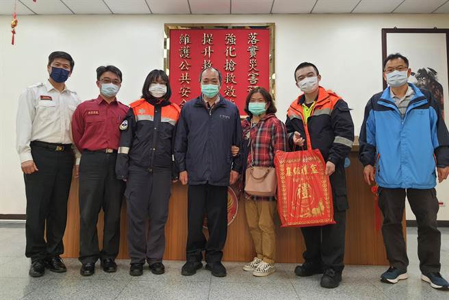郭生元（中）和妻子郭李秋蘭紅（右三）到光明分隊感謝出勤同仁救回一命。（新竹縣消防局提供／羅浚濱新竹傳真）