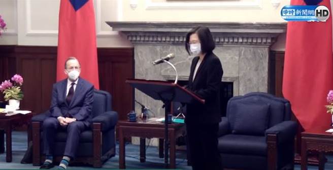 蔡英文親見特使團。(取自中時新聞網直播)