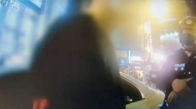 男称「全脸整型」躲查缉 警出招让他「现原形」（撷取自影片）